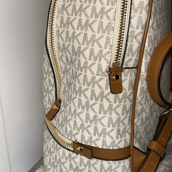 NWOT Michael Kors Rhea logo signature backpack - Picture 7 of 12